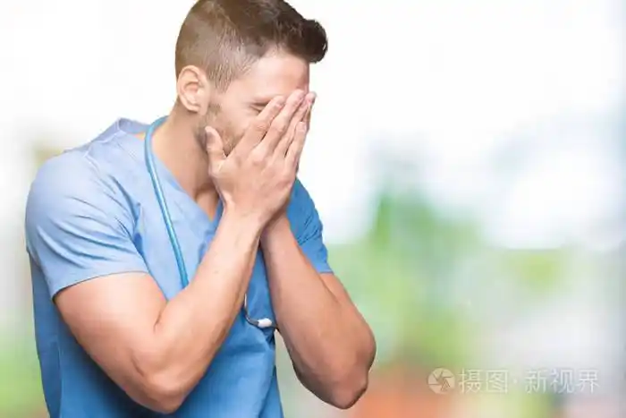 男人在孤立的背景上,悲伤的表情,用手捂住脸,一边哭