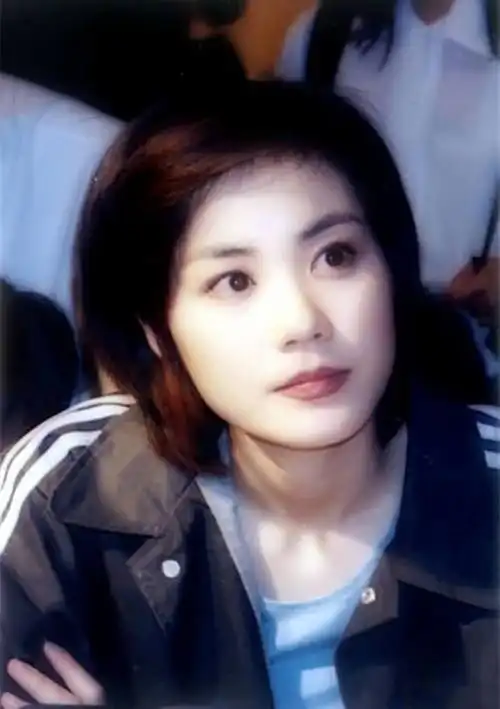 王菲年轻时有多美?无法用语言表达,张柏芝都黯然失色