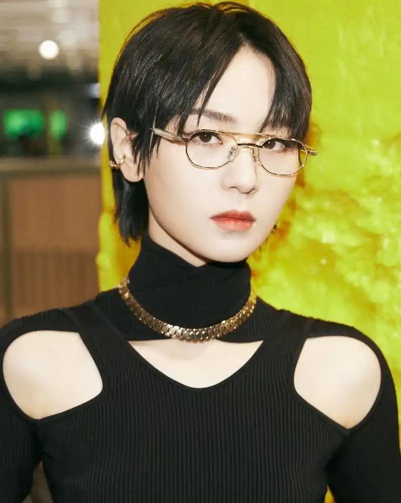 短发女人也可以性感又可爱!穿上连体裤的周笔畅,真是美出新高度