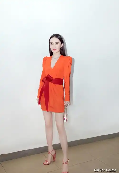 霍思燕太拼了减肥成功变化大穿羽毛抹胸裙很吸睛美到认不出