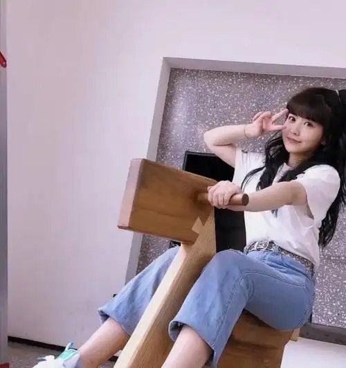 赖美云玩木马拍照白t恤配牛仔裤休闲大方扎着马尾辫很可爱