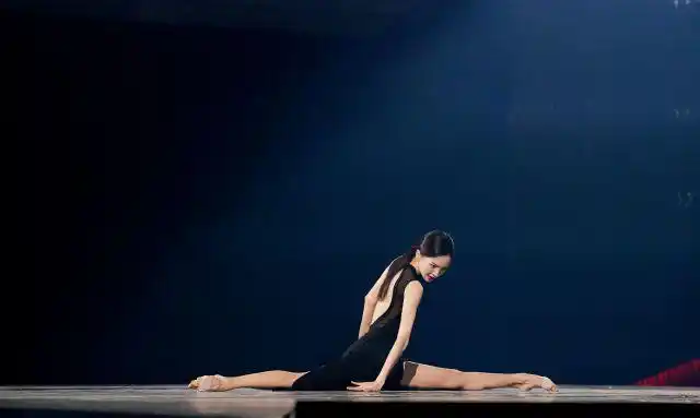 金晨光脚跳舞燃炸全场身材曲线简直绝了网友女神太美了