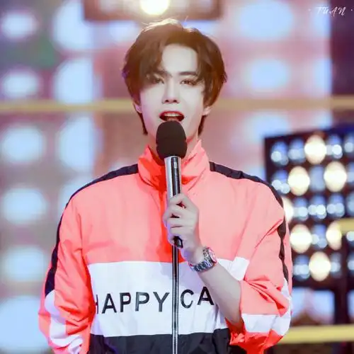 180707快乐大本营修图uniq王一博crlogo