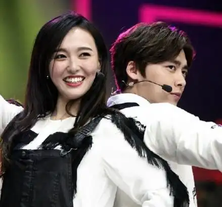 【图】唐嫣和李易峰上快乐大本营跳舞 献唱tfboys经典歌曲