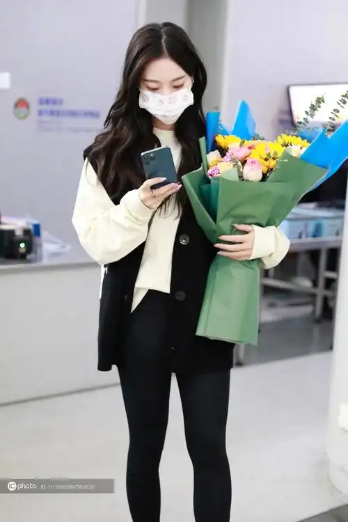 张紫宁现身长沙机场获赠花束人气旺