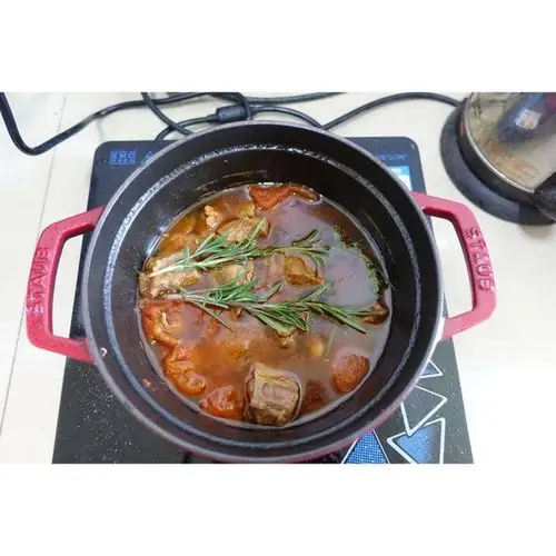 上官捷做的给我一份西红柿炖牛腩,我能吃掉三碗米饭.