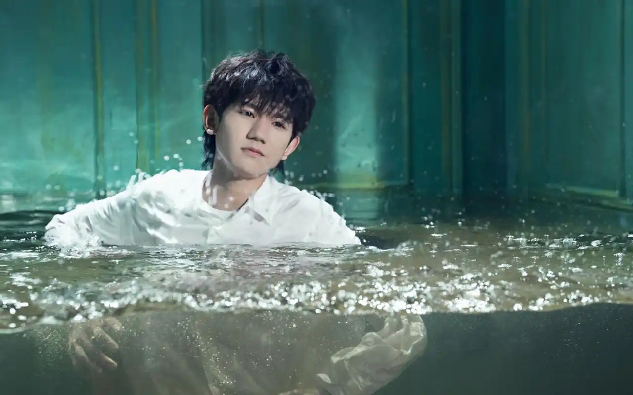 分享一组王源帅气写真图片壁纸给大家,希望大