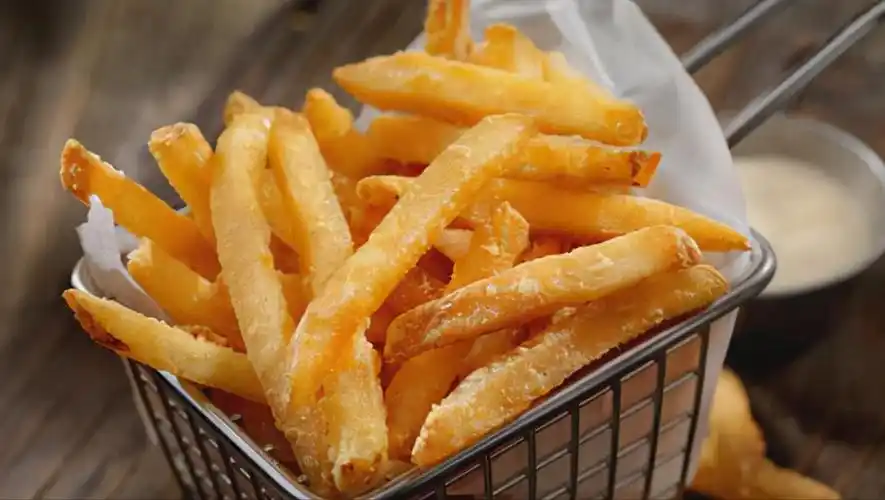 炸薯条的家常做法3个土豆1碗淀粉外酥里脆比肯德基的还好吃