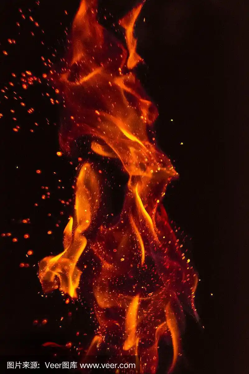 红色炽热的火焰孤立在黑色上