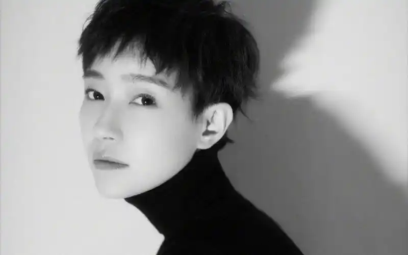 焦俊艳清爽简约黑白写真图片桌面壁纸-大陆明星-手机壁纸下载-美桌网