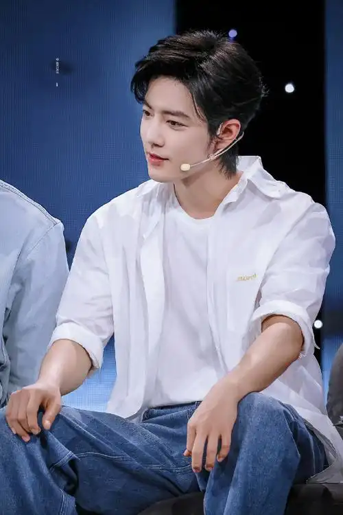 肖战#肖战的笑容好治愈~期待肖战《玉骨遥》,一起看大神官时影#肖战