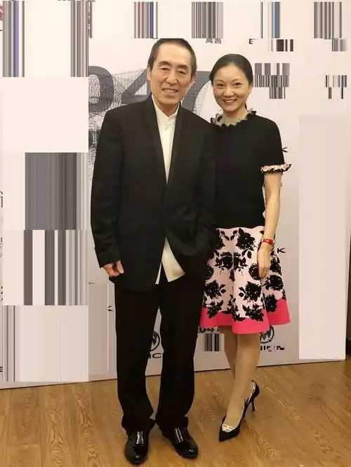 张艺谋小32岁妻子近照!小天鹅造型减龄又优雅,与儿女合影似姐妹花