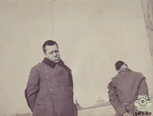 直击德国战犯被执行绞刑真实场景被堵住嘴巴成排吊在绞刑架上