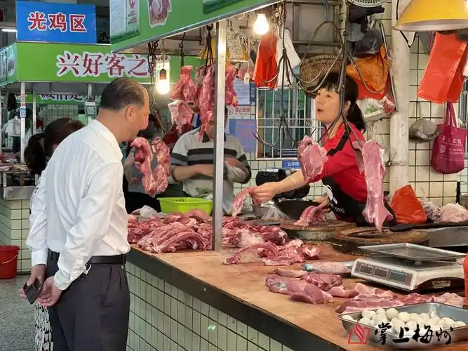 "梅城百花洲市场内,一猪肉摊档档主正在向前来购买猪肉的市民 "报价".