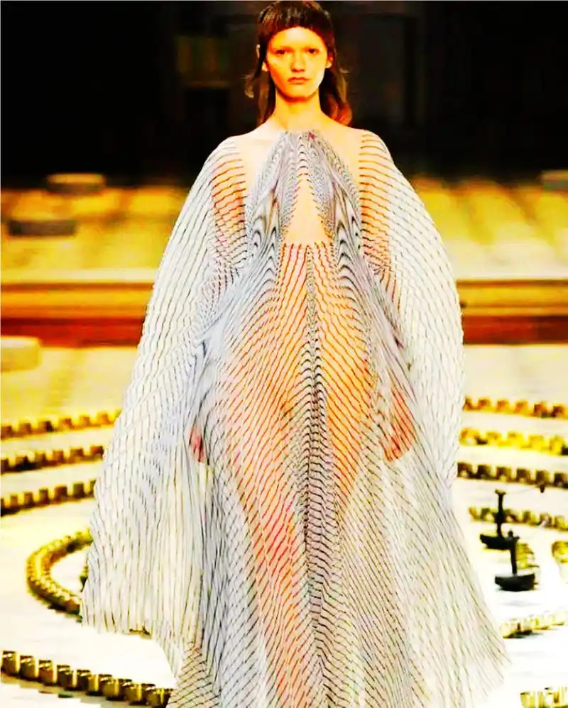 2016irisvanherpen秋冬巴黎时装秀,模特不穿内裤走秀,这一幕真是惊艳.