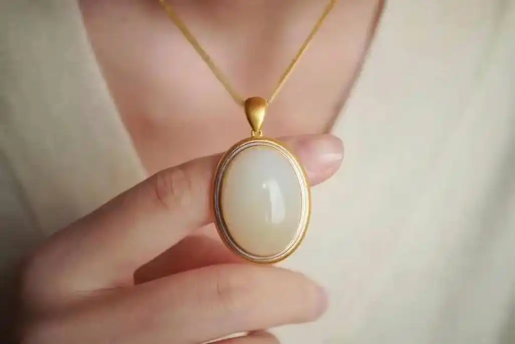 精品和田玉-新疆且末糖白料无事牌吊坠 新疆且末糖白料,颜色过渡自然