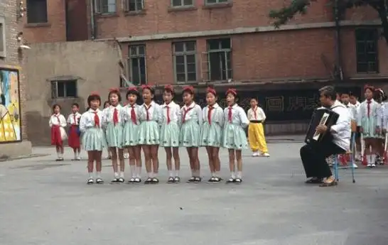 老照片:80年代的"红领巾"们,你是否也曾经是他们中的一个?