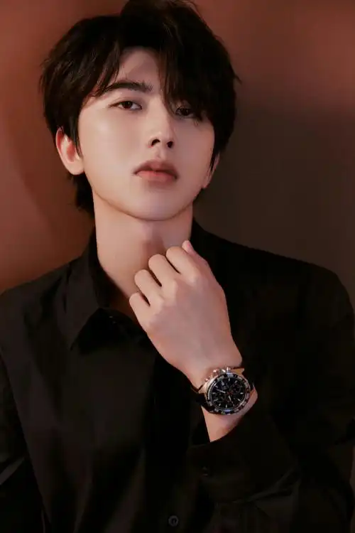 蔡徐坤黑色长风衣造型好帅今晚见