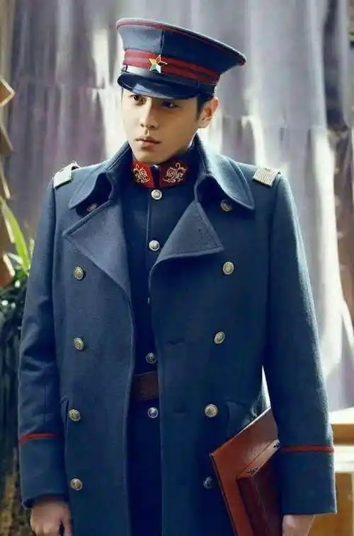 一个是胡歌在《伪装者》里饰演的军统特工明台,装起嫩