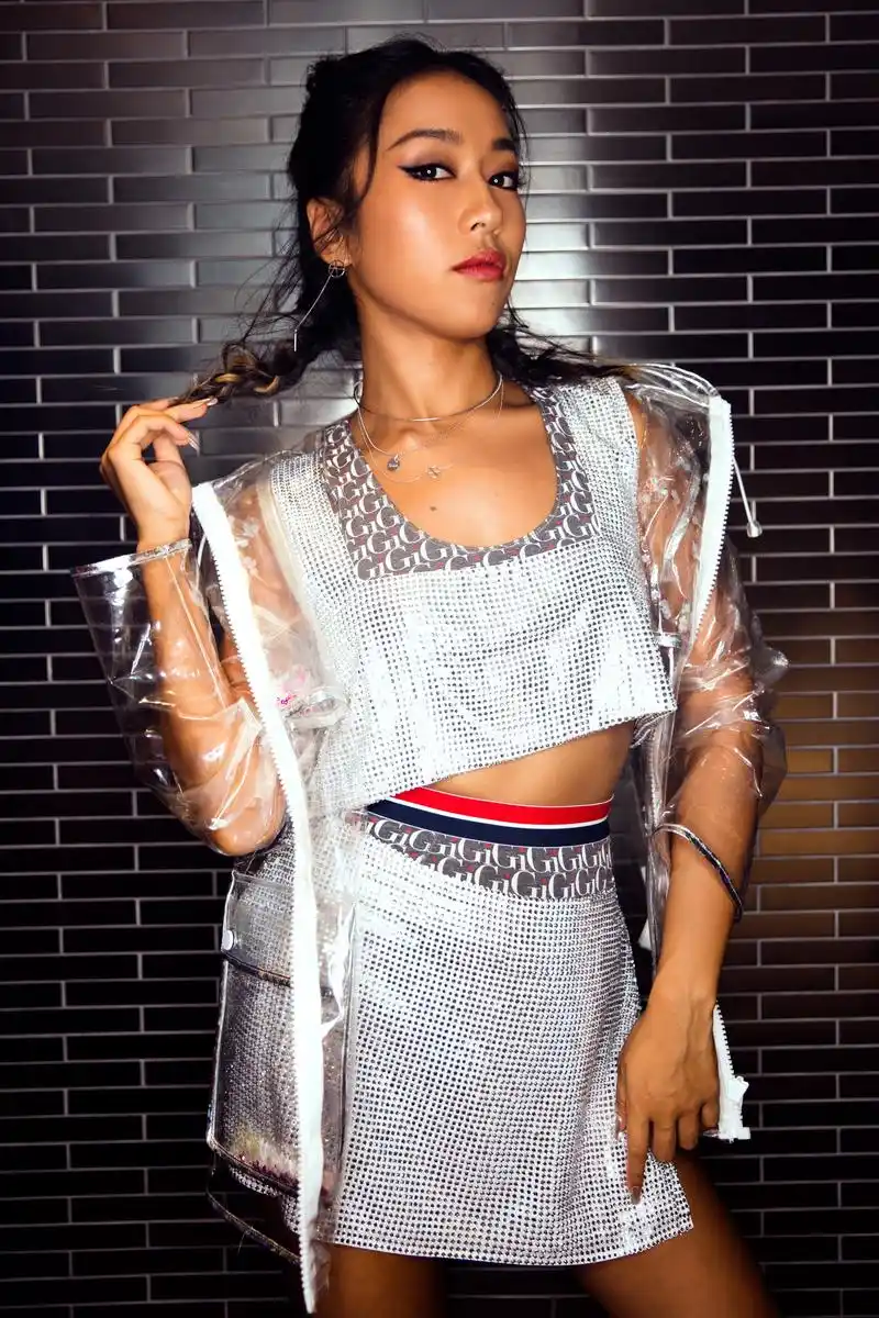 吉克隽逸造型越来越大胆披件"雨衣"出席时尚活动