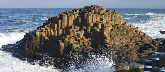 盘点全球最诡异自然奇观 死亡谷怪石会"行走"