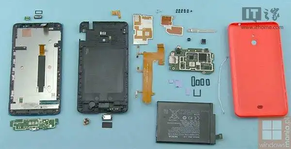 pl分享了诺基亚lumia1320智能手机的拆解图,展示了lumia1320的内部