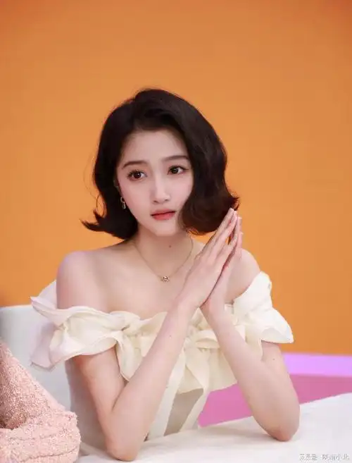 关晓彤穿白色露肩花朵裙短发造型俏皮可爱