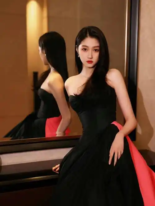 关晓彤出席国剧盛典,穿拼色抹胸长裙,一黑一粉个性吸睛!