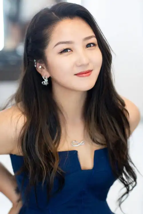 原创何洁一袭渐变色礼服美如公主未修图s号身材变xl仨娃妈太真实