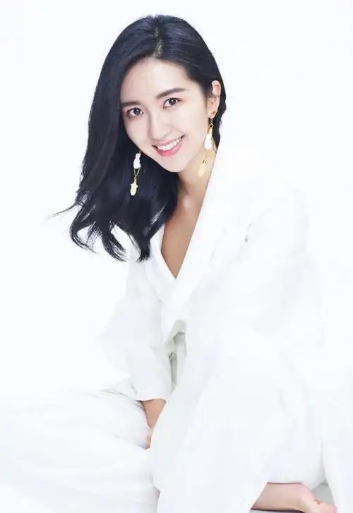 新晋人气小花旦许龄月微博晒美照甜美清新少女感十足