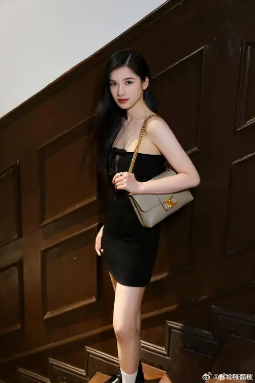 张婧仪黑色短裙辣妹装##张婧仪celine中国品牌大使
