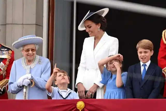 英国女王拄着拐杖,还要专门弯腰和曾孙子聊天,相当温馨的画面啊!