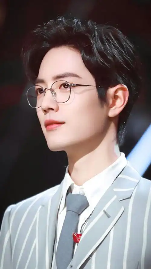 近视的肖战不戴眼镜阳光男孩戴上眼镜摄人心魂网友太帅