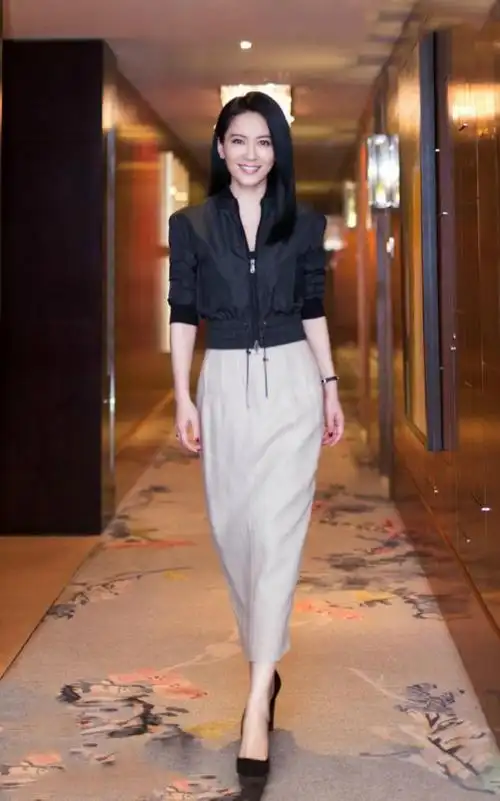 中年女人如何穿得大气优雅跟着俞飞鸿这样穿展现成熟魅力