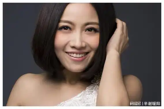 就接到了中国第一部大型音乐剧《金沙》的邀约,导演觉得姚贝娜是最