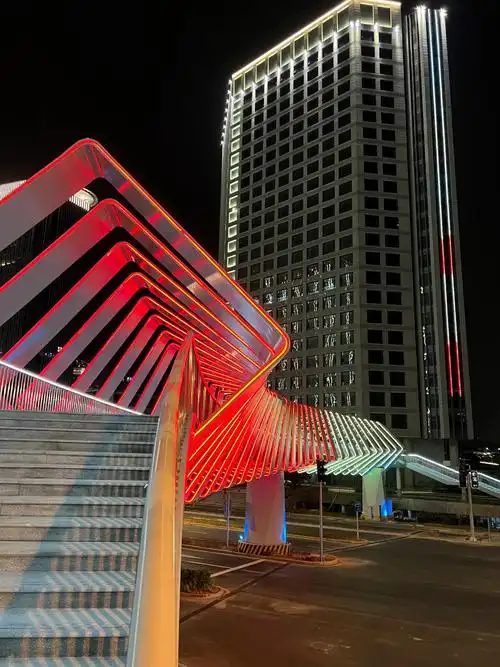 最近让带火的美峰天桥晚上走在桥上挺有科技感的