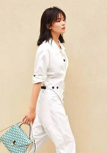 刘涛早秋街拍曝光 工装连体裤演绎率真街头风