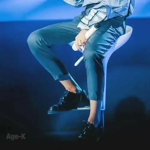 王俊凯脚踝杀系列美图!从漫画里走出来的王子:苏到连脚踝都好看!_易烊