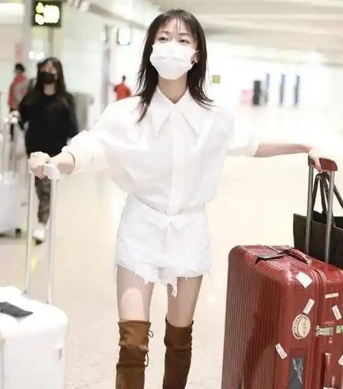 翻领牛仔短裤搭配白色衬衣,吴谨言展现真正的制服风姿!