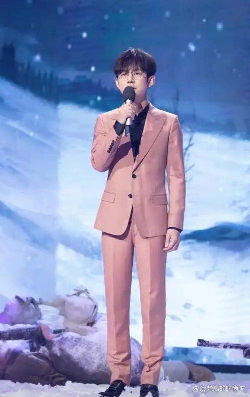 身高不足170的男人,学学何炅这样穿!利落又帅气,很招女生喜欢