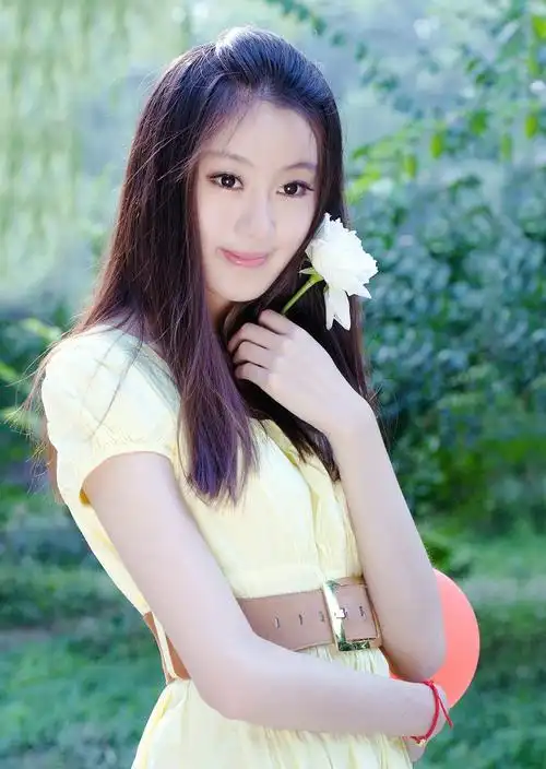 一个长发飘逸,有着成熟美丽的温柔女子!