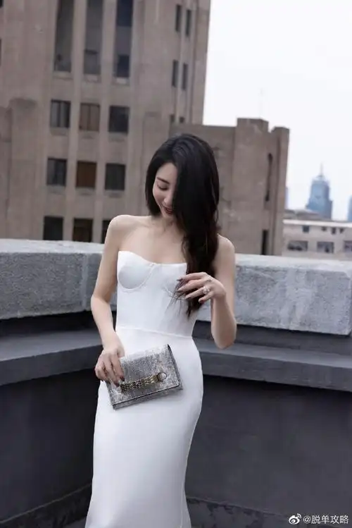 殷桃白色抹胸裙#真的不要太美了我的姐!