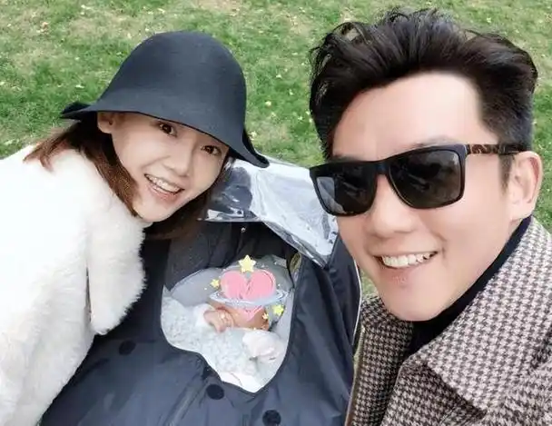 接连给老公生了三个娃,外面的人都觉得苗苗好像吃了大亏似的.