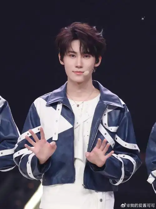 刘耀文张真源严浩翔与女伴舞热舞##张真源奔跑吧