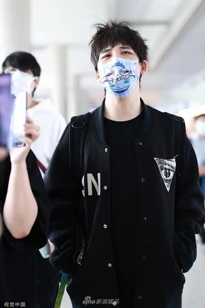 组图:大张伟戴卡通口罩获迷妹追拍 一身黑色look酷范十足