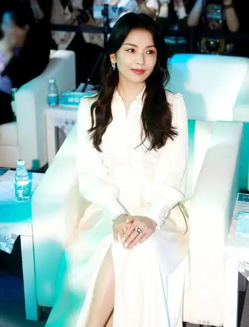 刘涛出席活动穿一条白色开叉长裙温柔端庄又有气质