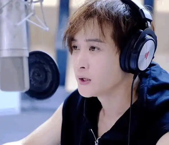 檀健次  檀健次,论唱歌他可以几种声线自由切换,可烟嗓可干净可温柔