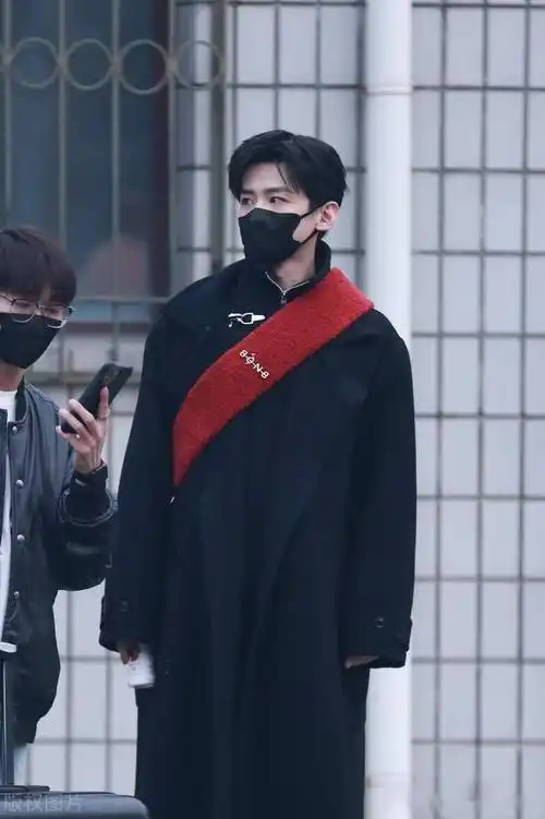 街拍:白敬亭黑色大衣 红色挎包帅气有型_呢子_北京_上衣