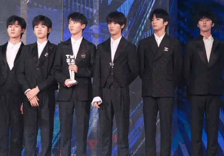 虽然说他们的人气还有名气都没有tfboys那么高,不过现在时代少年团的