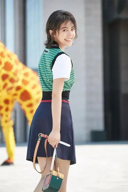 赵今麦t恤短裙小清新街拍